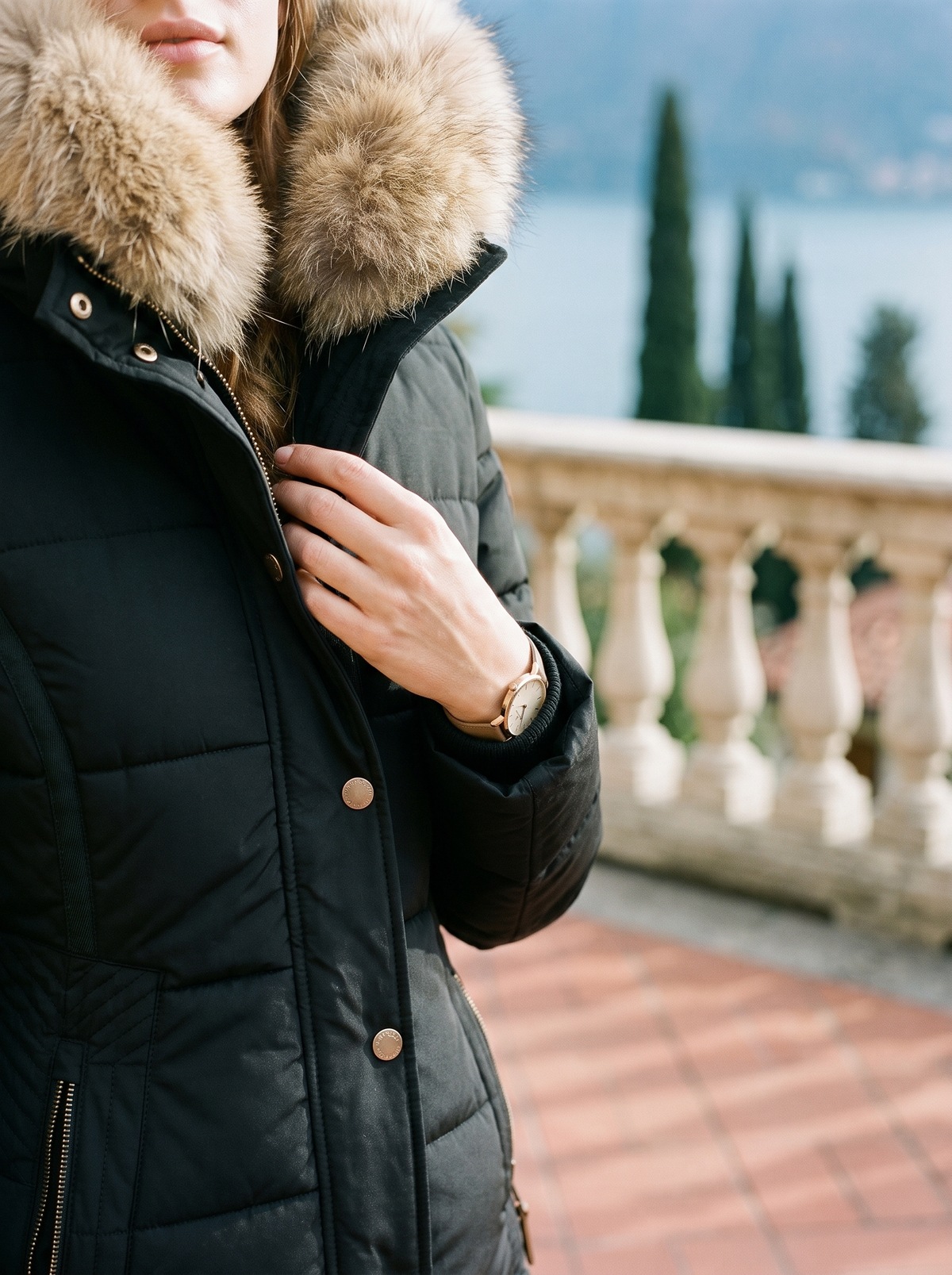 Damen Daunenjacke mit abnehmbarer Fellkapuze und figurbetonter Silhouette - J&B - 4 - Annoboutique