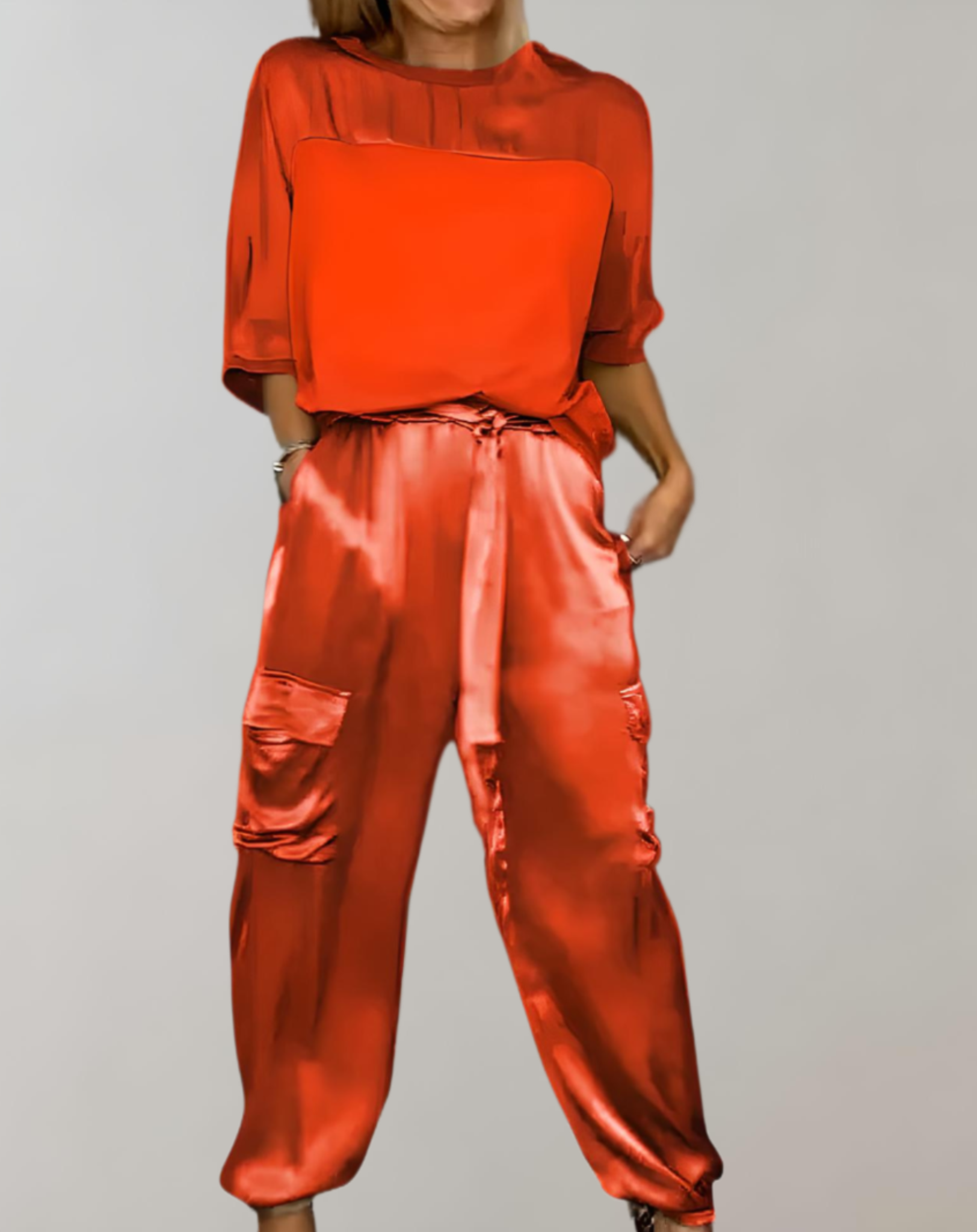 2-teiliges Set aus Satin-Oberteil mit 3/4-Ärmel und Rundhalsausschnitt kombiniert mit Satin-Hose mit Multi