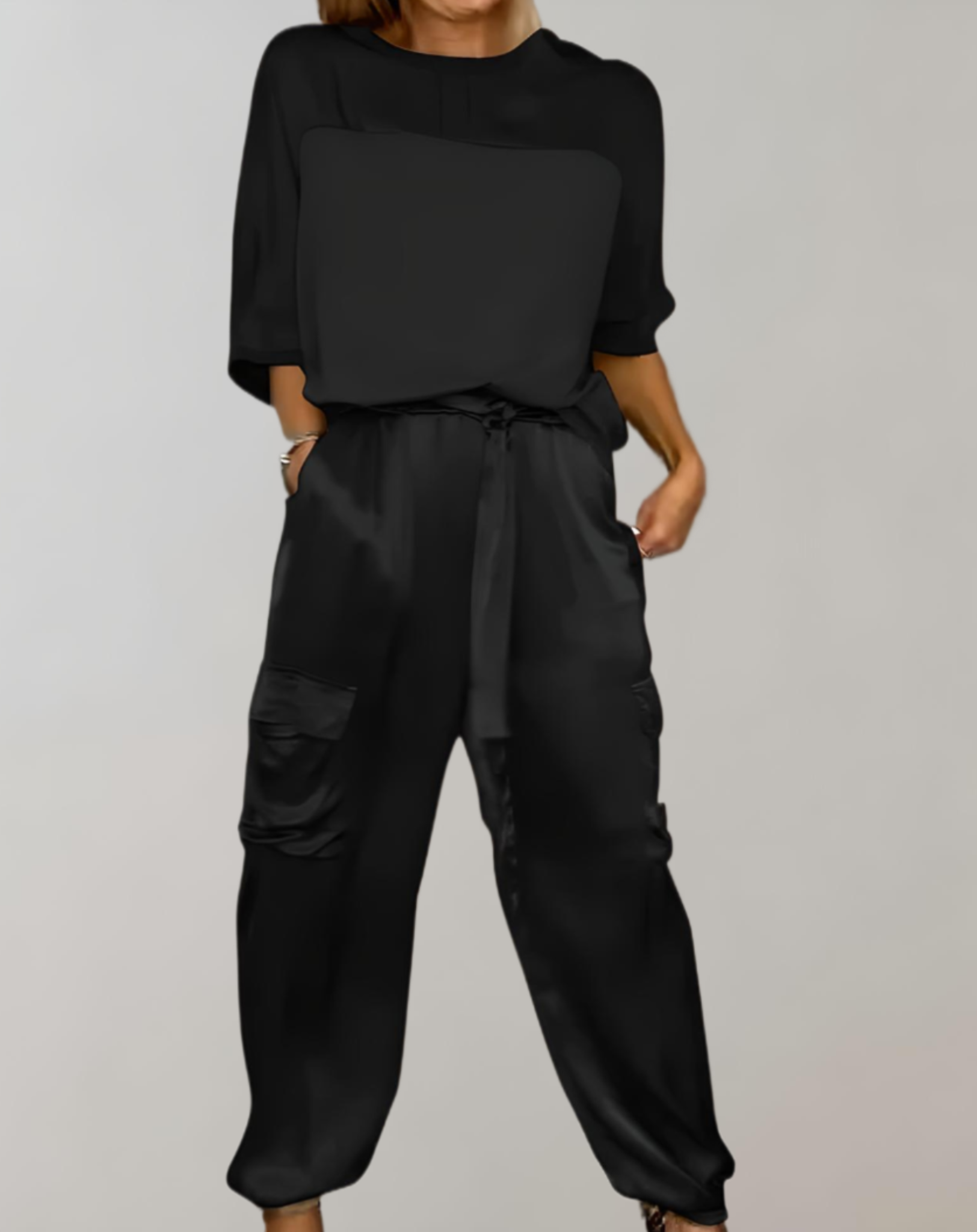 2-teiliges Set aus Satin-Oberteil mit 3/4-Ärmel und Rundhalsausschnitt kombiniert mit Satin-Hose mit Multi