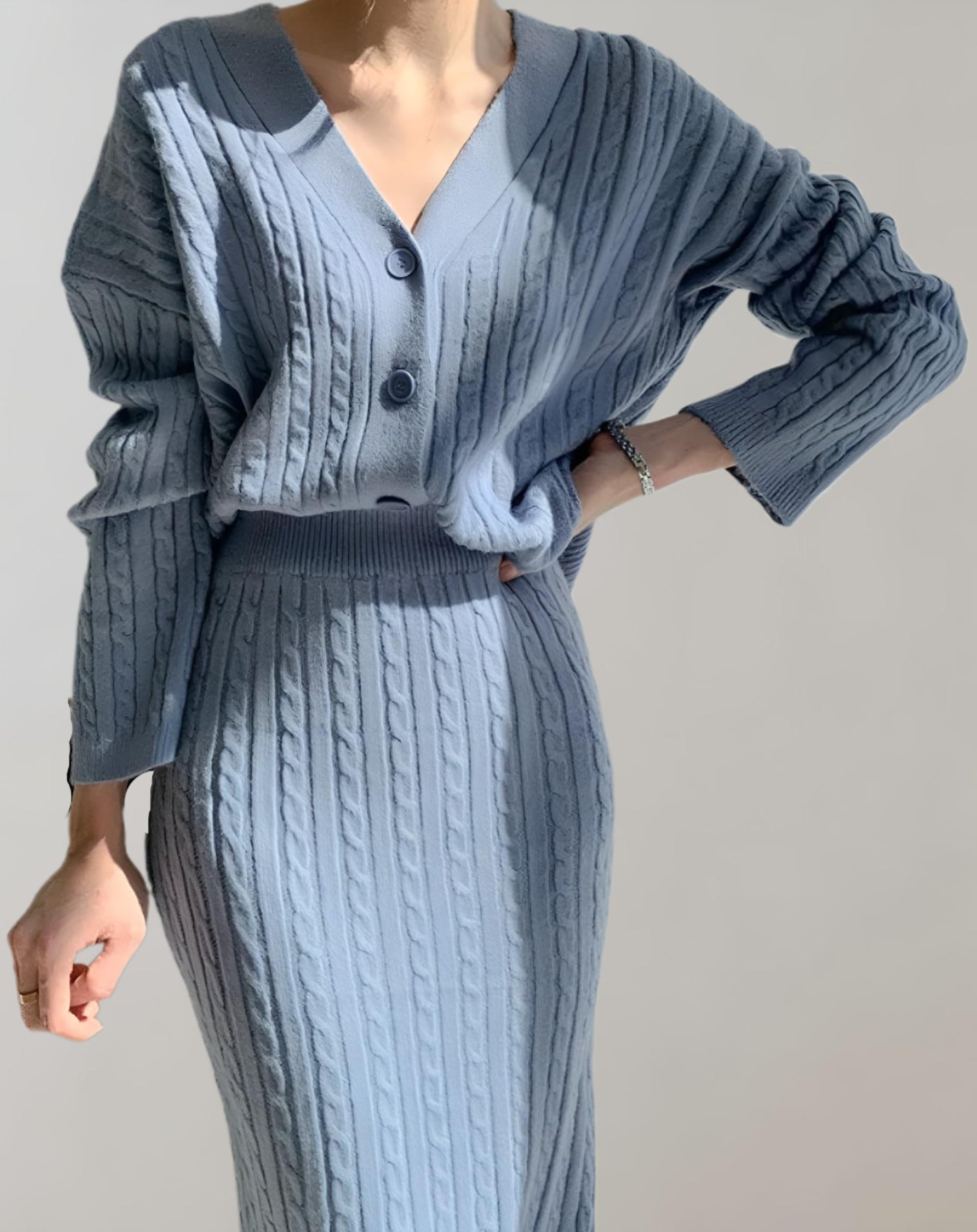 2-teiliges Set aus schmal geschnittenem Rock und locker sitzendem Rippenpullover mit V-Ausschnitt und Knopfverschluss - Lozenda