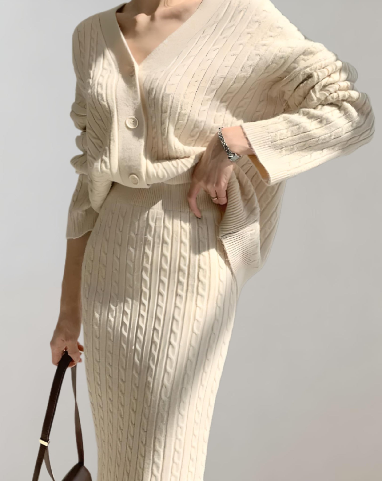 2-teiliges Set aus schmal geschnittenem Rock und locker sitzendem Rippenpullover mit V-Ausschnitt und Knopfverschluss - Lozenda