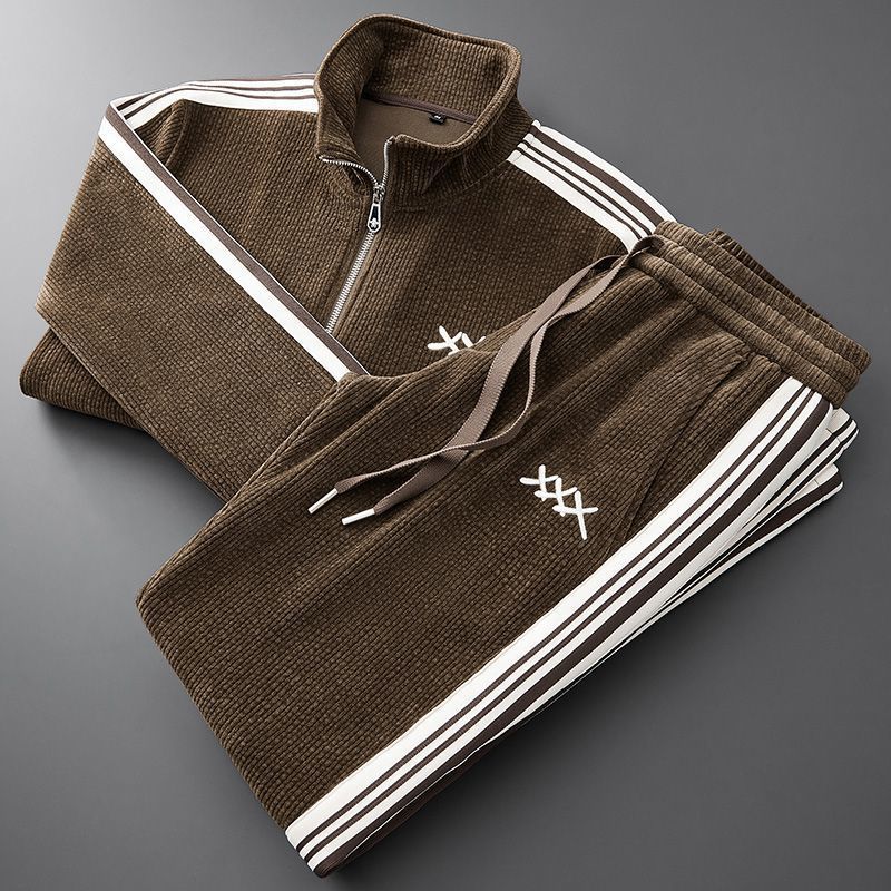 Bequemer Trainingsanzug: Zeitloses Design & Komfort 0