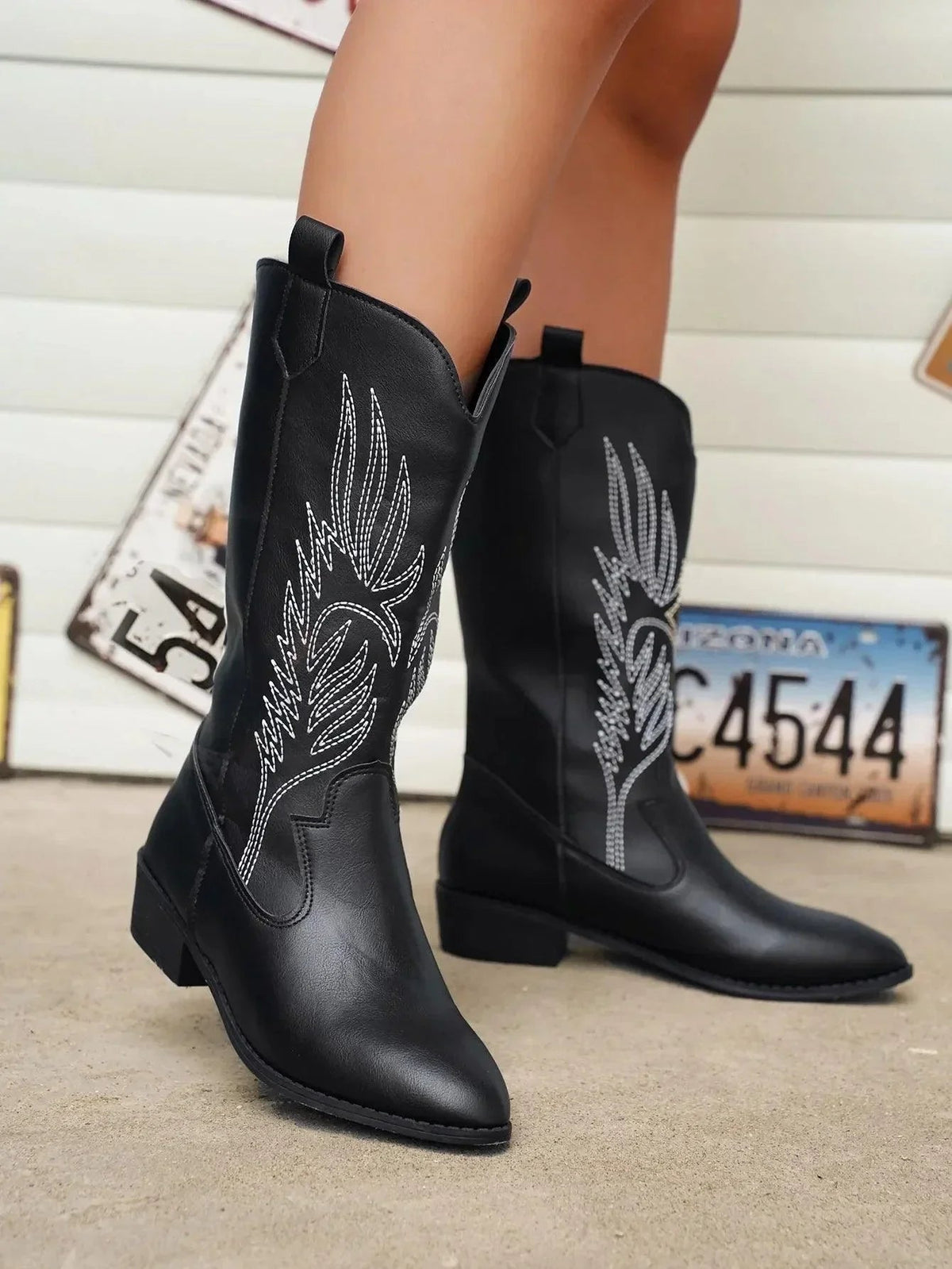 Elegante Damen Cowboystiefel mit Blockabsatz und ansprechender Verzierung - J&B - 9 - Annoboutique