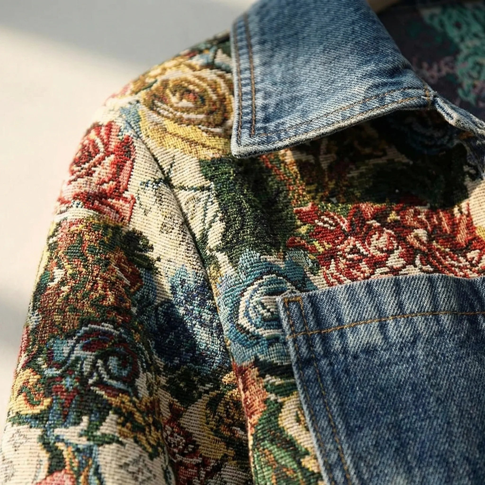 Denim Jacke Damen | Gekürzter Schnitt & Statement-Druck