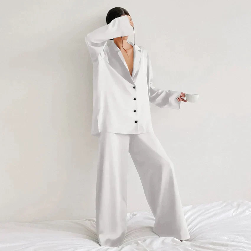 ENTSPANNTES SATIN-NACHTWÄSCHE-SET IN ÜBERGRÖSSE