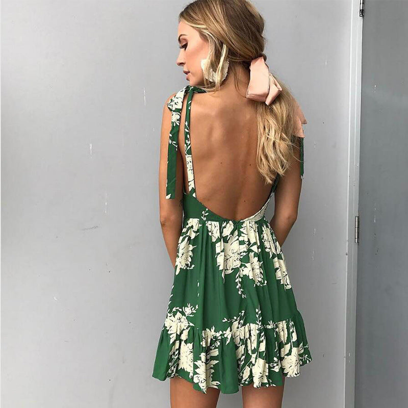 GRÜNES MINIKLEID MIT BLUMENMUSTER UND TIEFEM RÜCKENAUSSCHNITT
