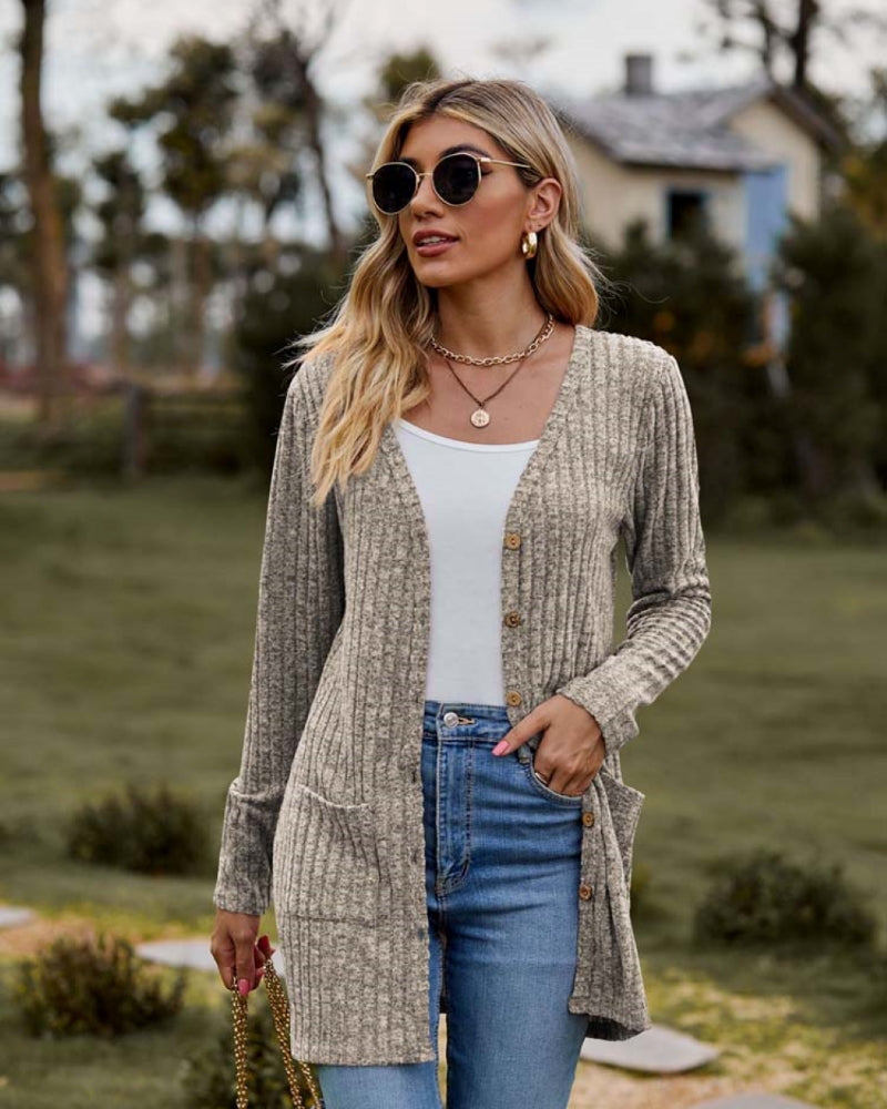 Geknöpfte lange Strickjacke