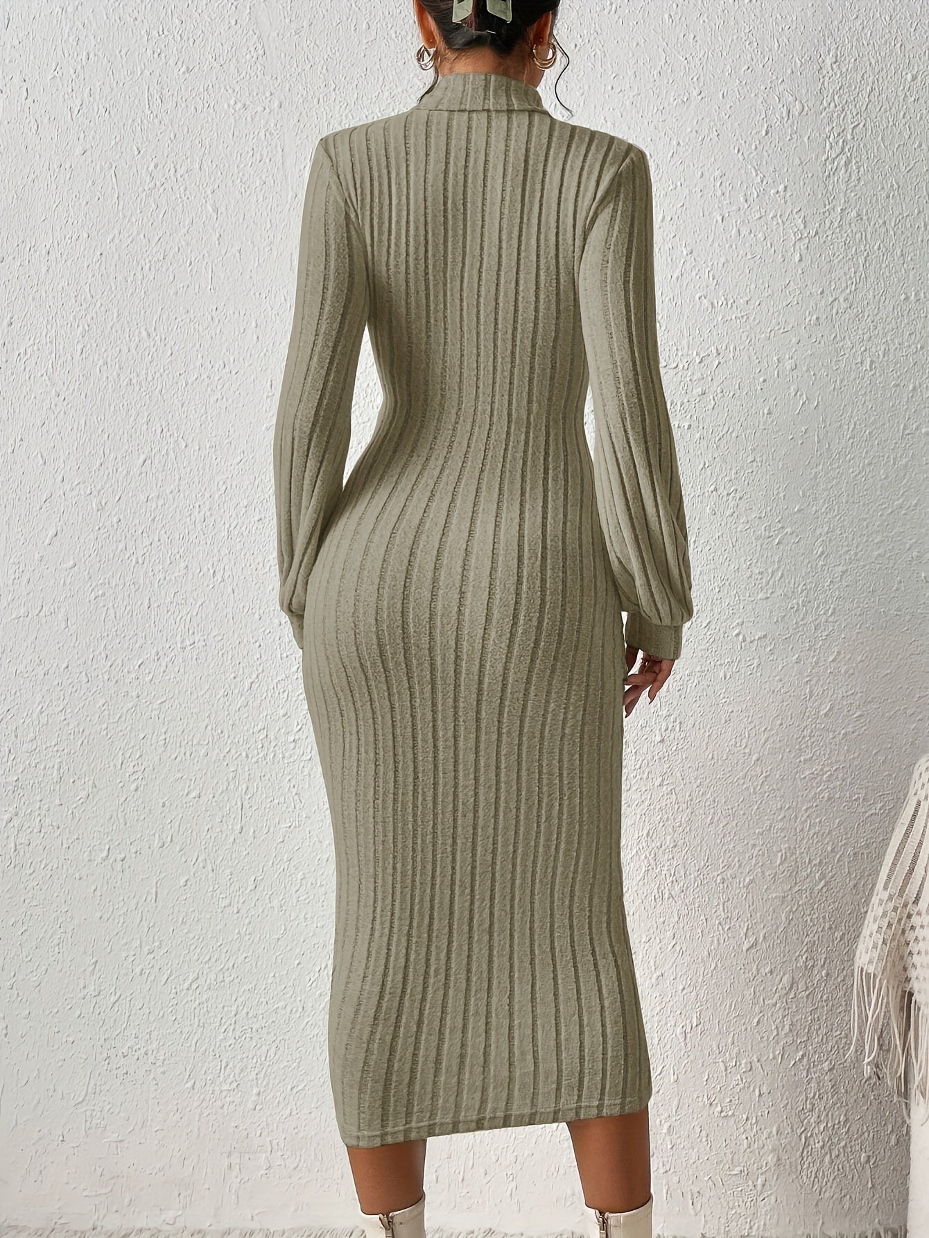 Geripptes Bodycon-Kleid mit festem Rollkragen