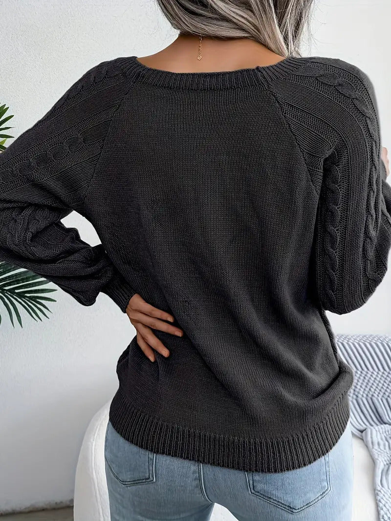 Klassischer Strickpullover mit Zopfmuster
