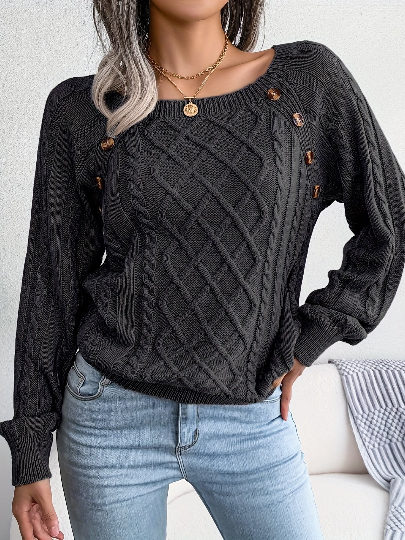 Klassischer Strickpullover mit Zopfmuster