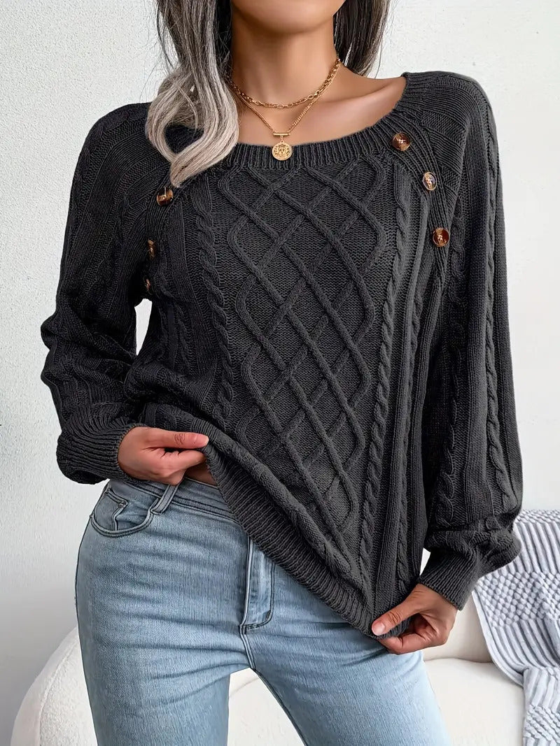 Klassischer Strickpullover mit Zopfmuster