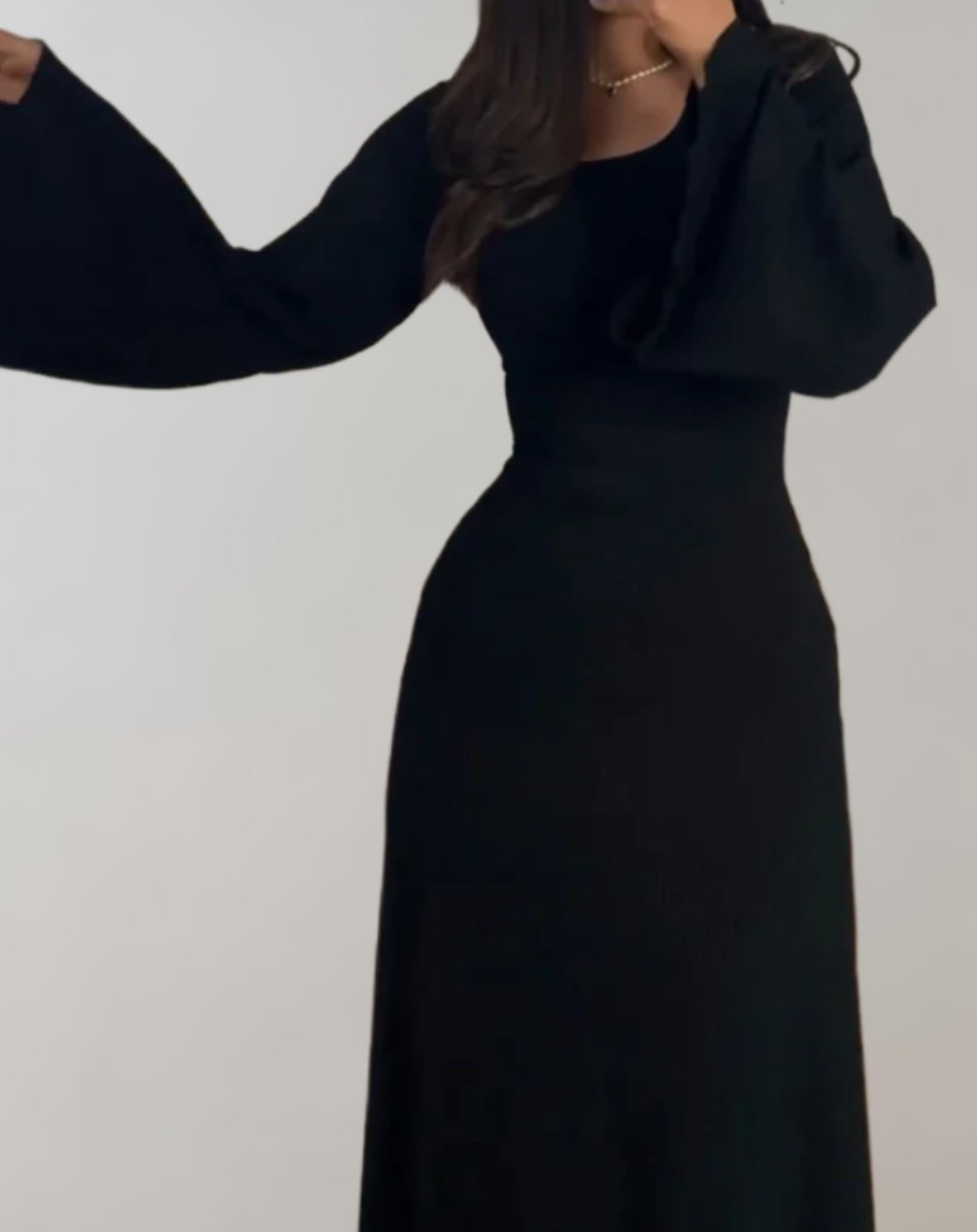 Langes, einfarbiges Strickkleid mit eleganten Glockenärmeln und Rundhalsausschnitt.