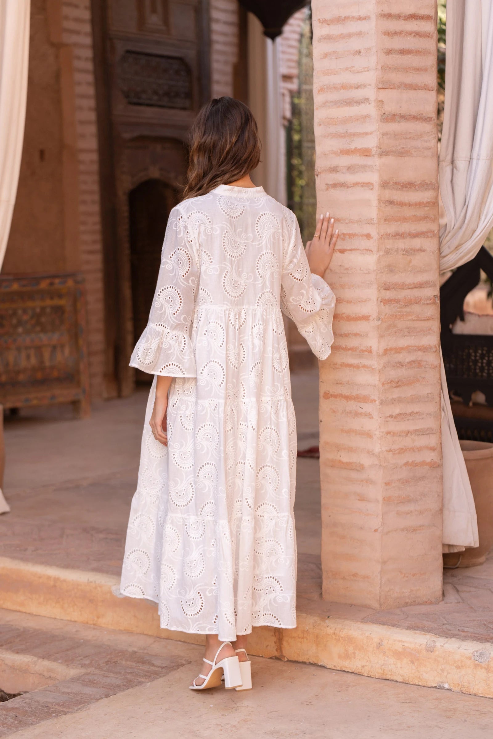 Langes weißes Baumwollkleid mit englischer Stickerei 4