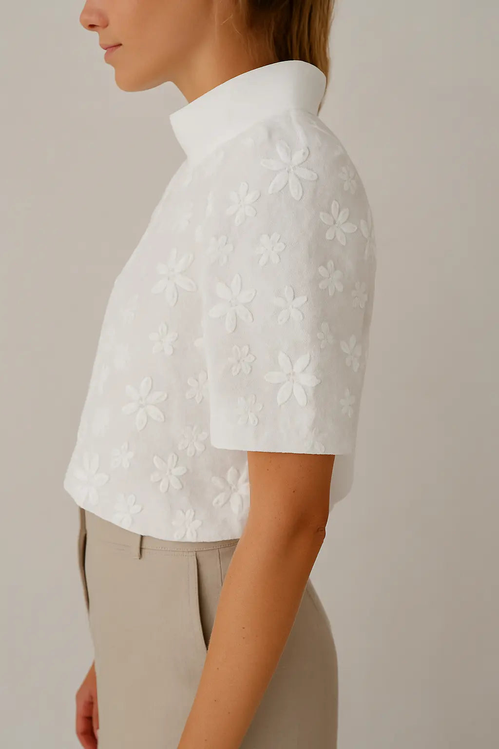 Léana™ Stickerei-Bluse mit hohem Kragen 2