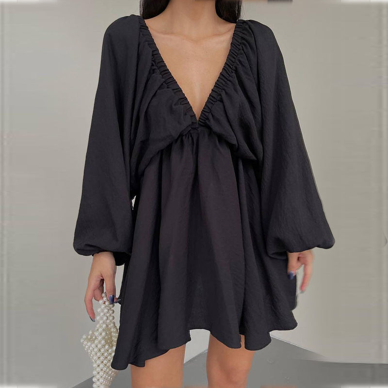 Lozenda - Linien Kleid mit tiefem V-Ausschnitt