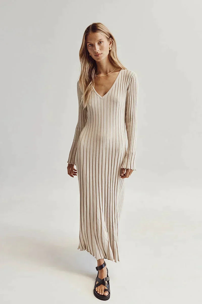 Modernes Langarm-Damenkleid mit V-Ausschnitt