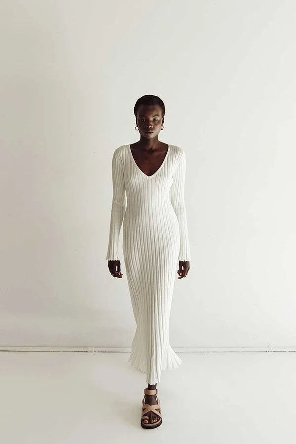 Modernes Langarm-Damenkleid mit V-Ausschnitt