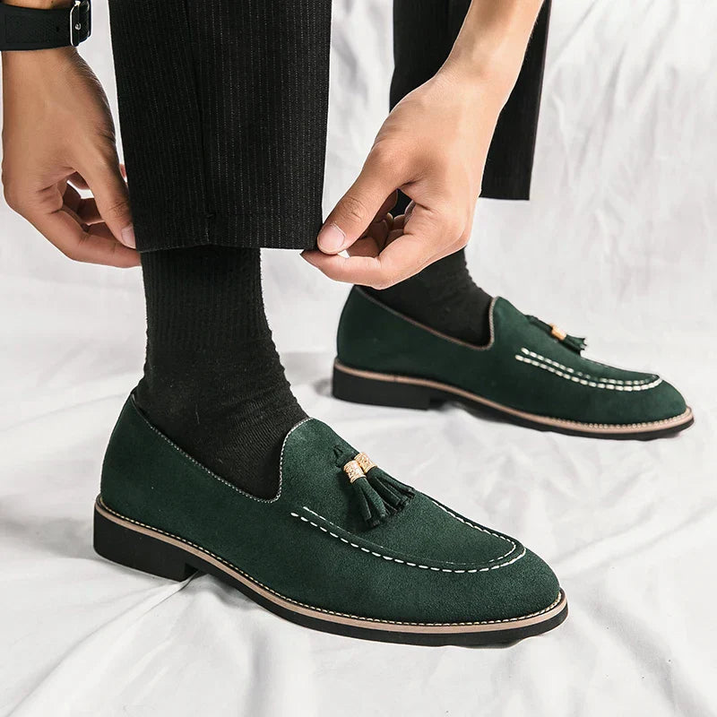 Mokassin Herren | Eleganter Tassel-Slipper mit Wildleder-Optik & Golddetail