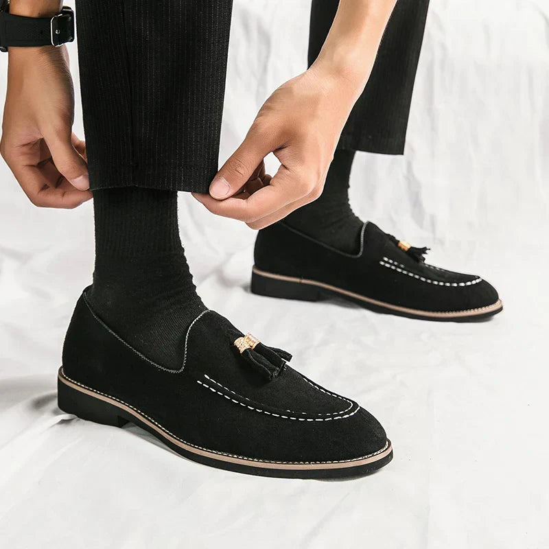 Mokassin Herren | Eleganter Tassel-Slipper mit Wildleder-Optik & Golddetail