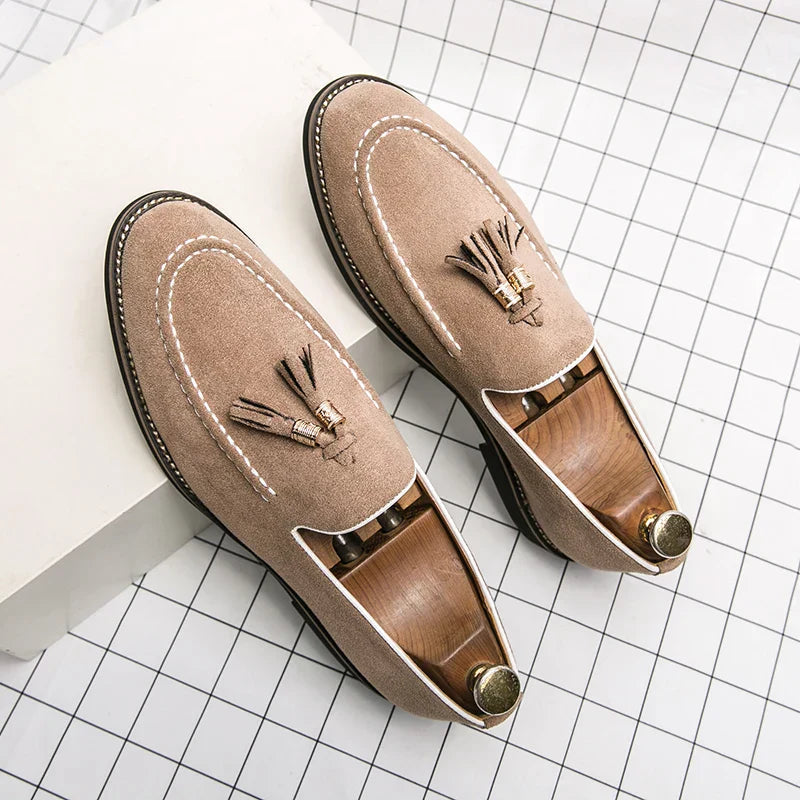 Mokassin Herren | Eleganter Tassel-Slipper mit Wildleder-Optik & Golddetail