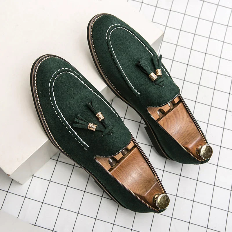 Mokassin Herren | Eleganter Tassel-Slipper mit Wildleder-Optik & Golddetail