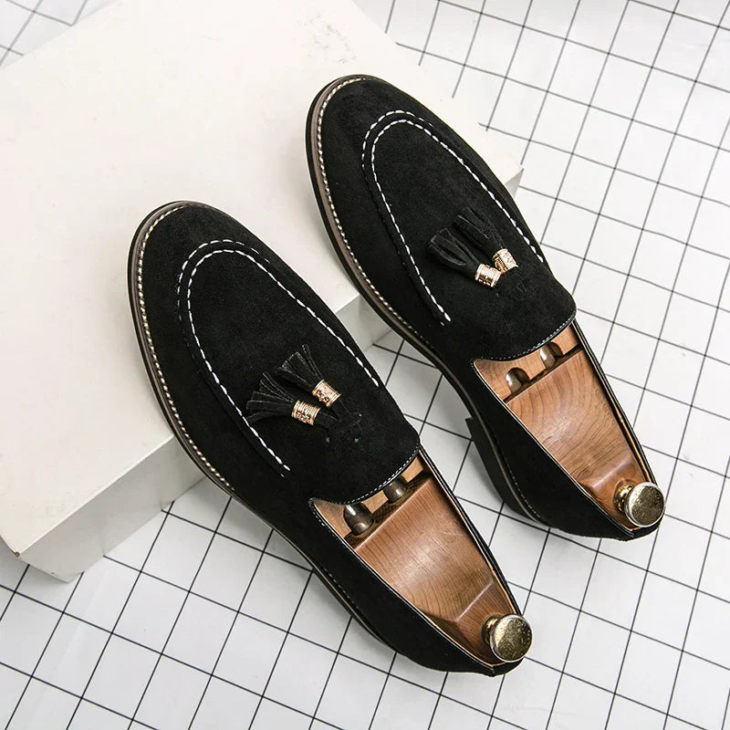 Mokassin Herren | Eleganter Tassel-Slipper mit Wildleder-Optik & Golddetail