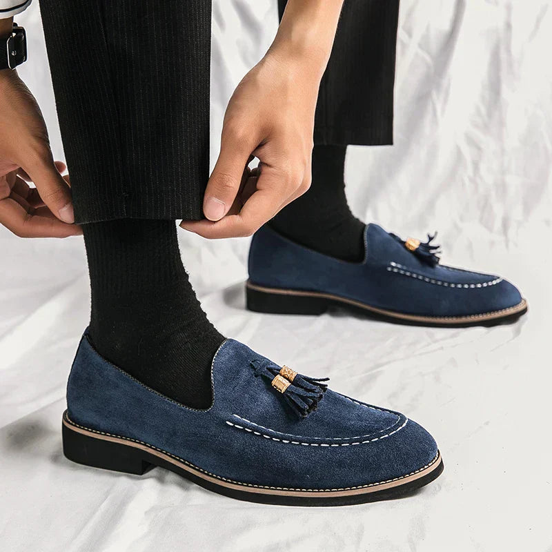 Mokassin Herren | Eleganter Tassel-Slipper mit Wildleder-Optik & Golddetail