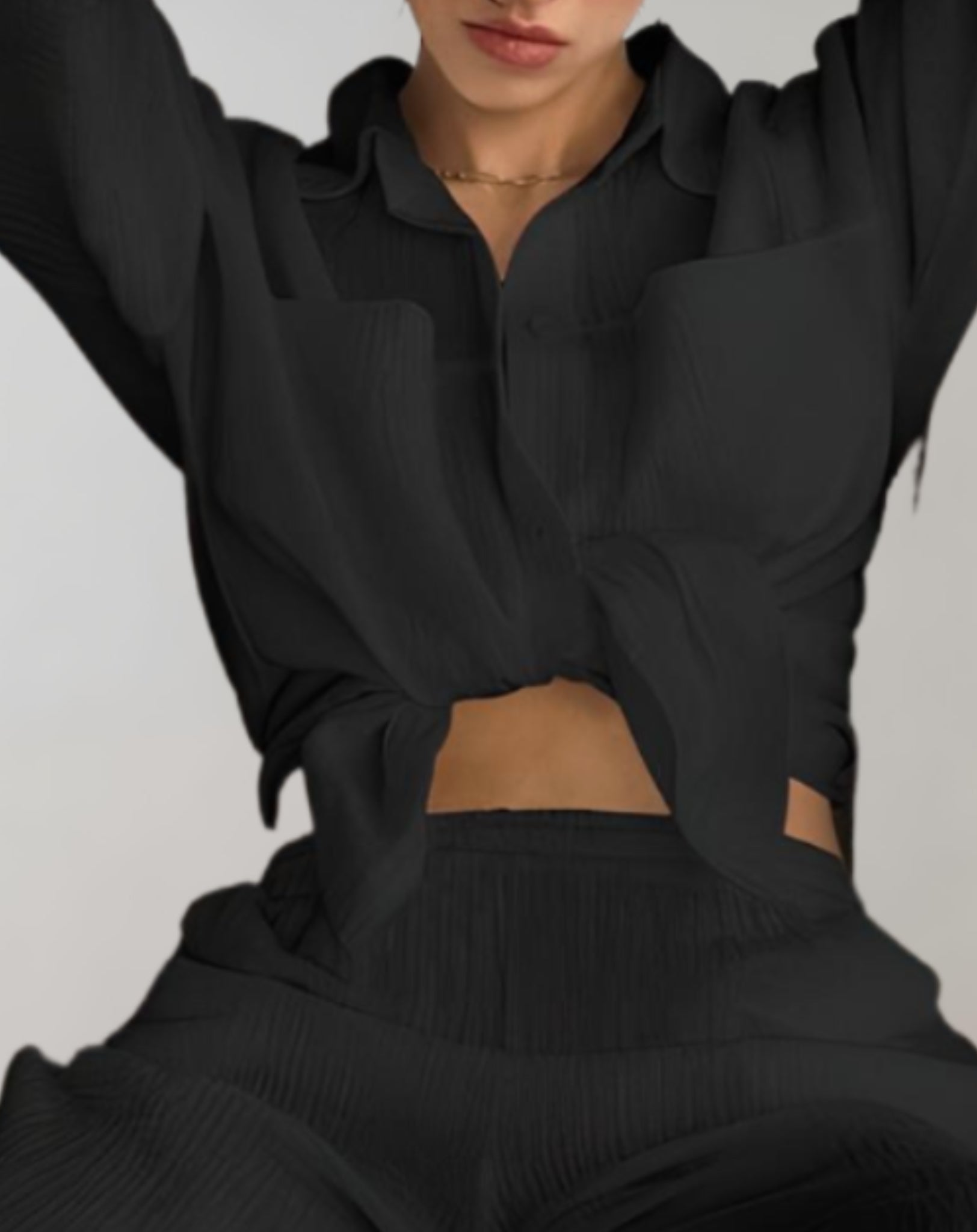 Polokragen und Knopfverschluss Passende Hose mit weitem Bein und Taschen