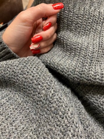 Rollkragen-Strickkleid in breiter Passform