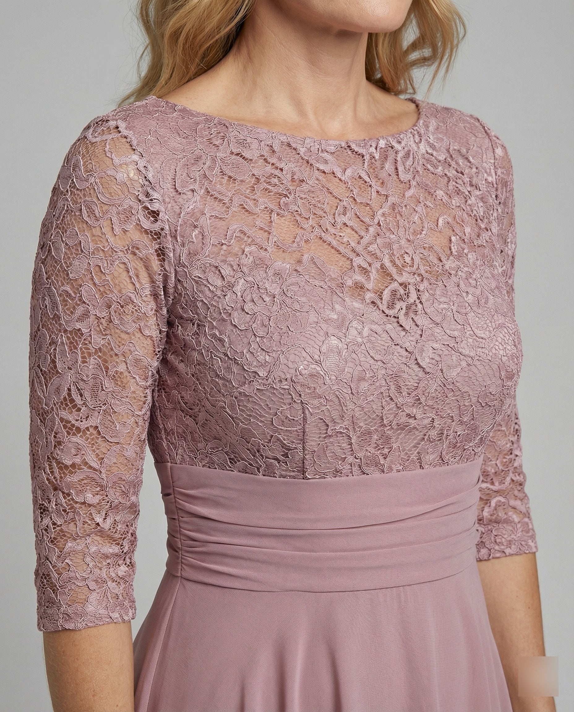 Schickes Kleid Damen | Asymmetrischer Saum & figurformender Fall