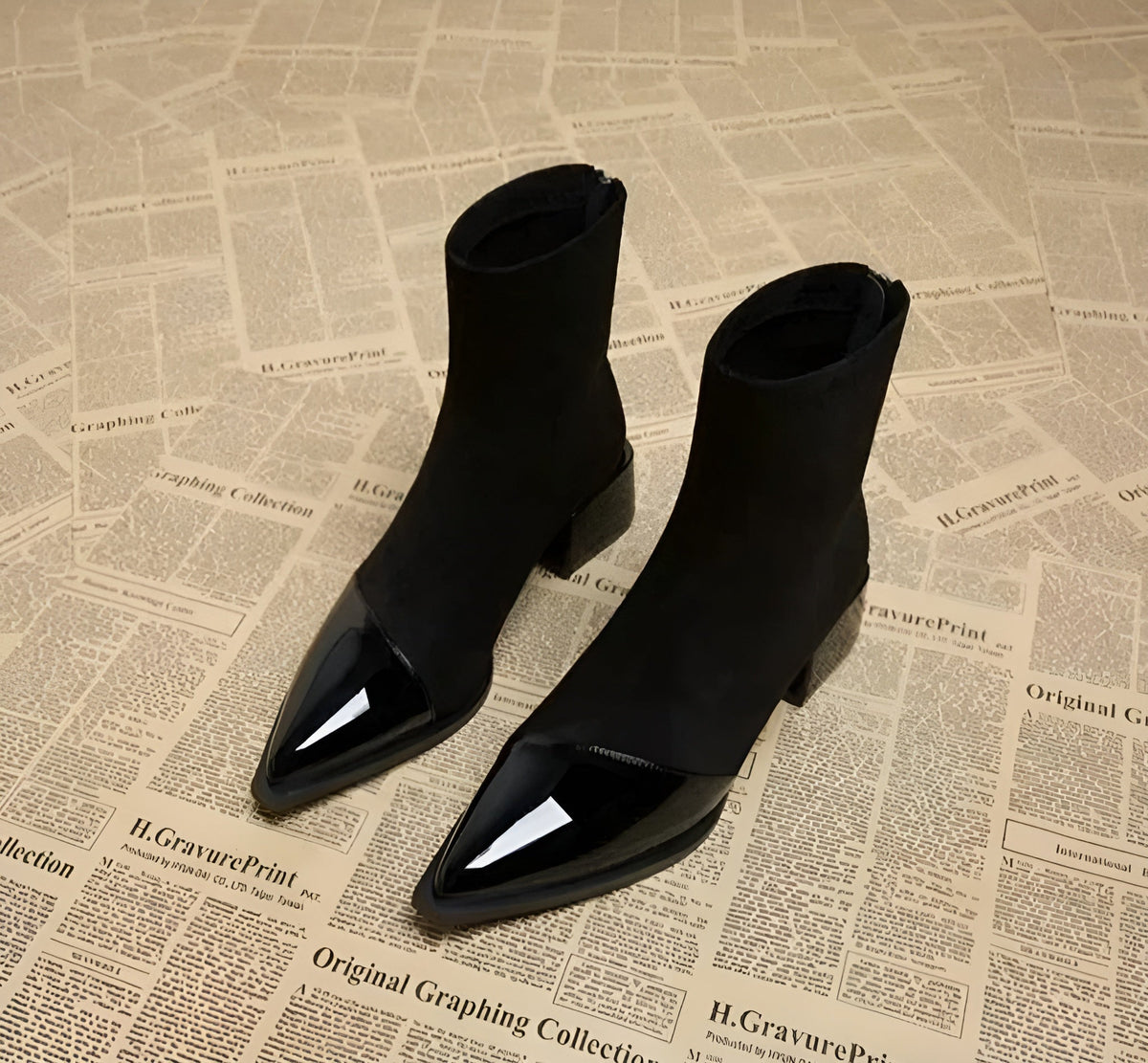 Elegante Damen-Stiefeletten mit Blockabsatz und schimmernder Schuhspitze - J&B - 2 - Annoboutique