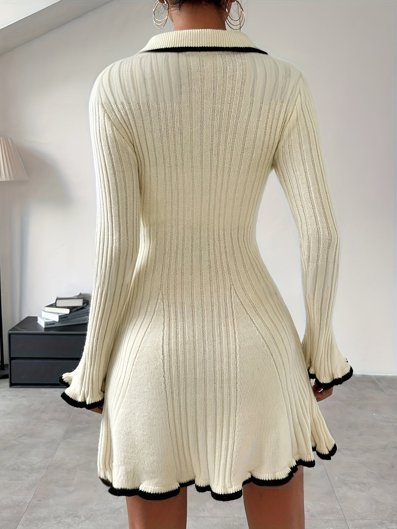 Strickkleid mit Rüschen und Kontrastkanten für Damen
