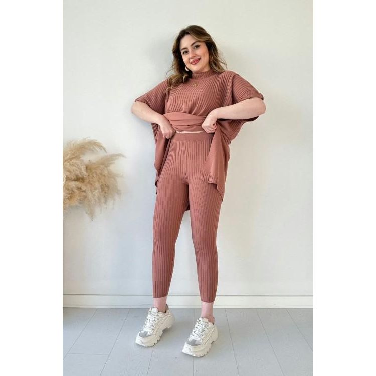 Trendiges Set aus Hose und Pullover