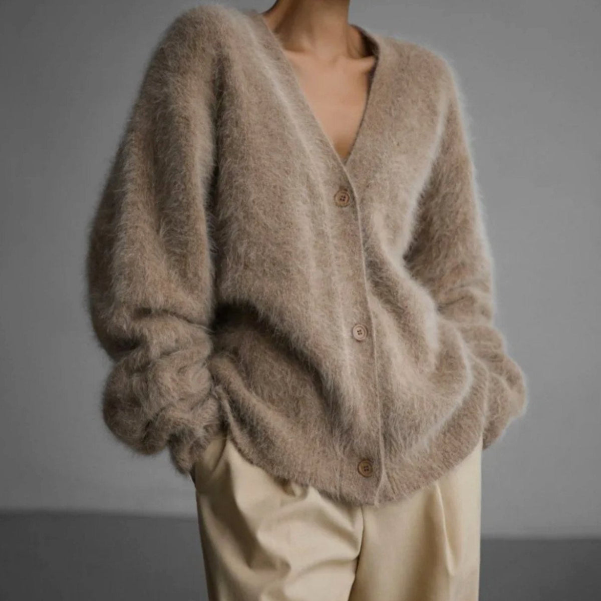 Strickjacke Damen Oversized | V-Ausschnitt & Angenehme Wärme 1