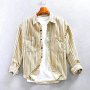 Camisa de hombre a rayas con cuello abierto, bolsillos y puños enrollables