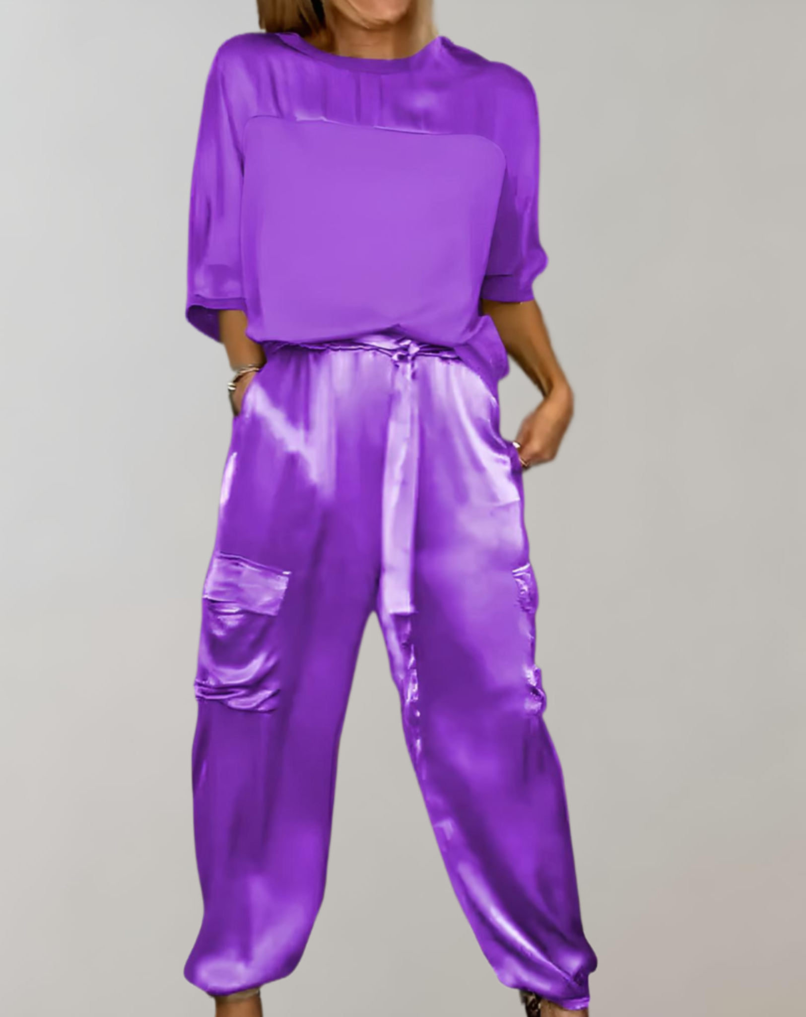 2-teiliges Set aus Satin-Oberteil mit 3/4-Ärmel und Rundhalsausschnitt kombiniert mit Satin-Hose mit Multi