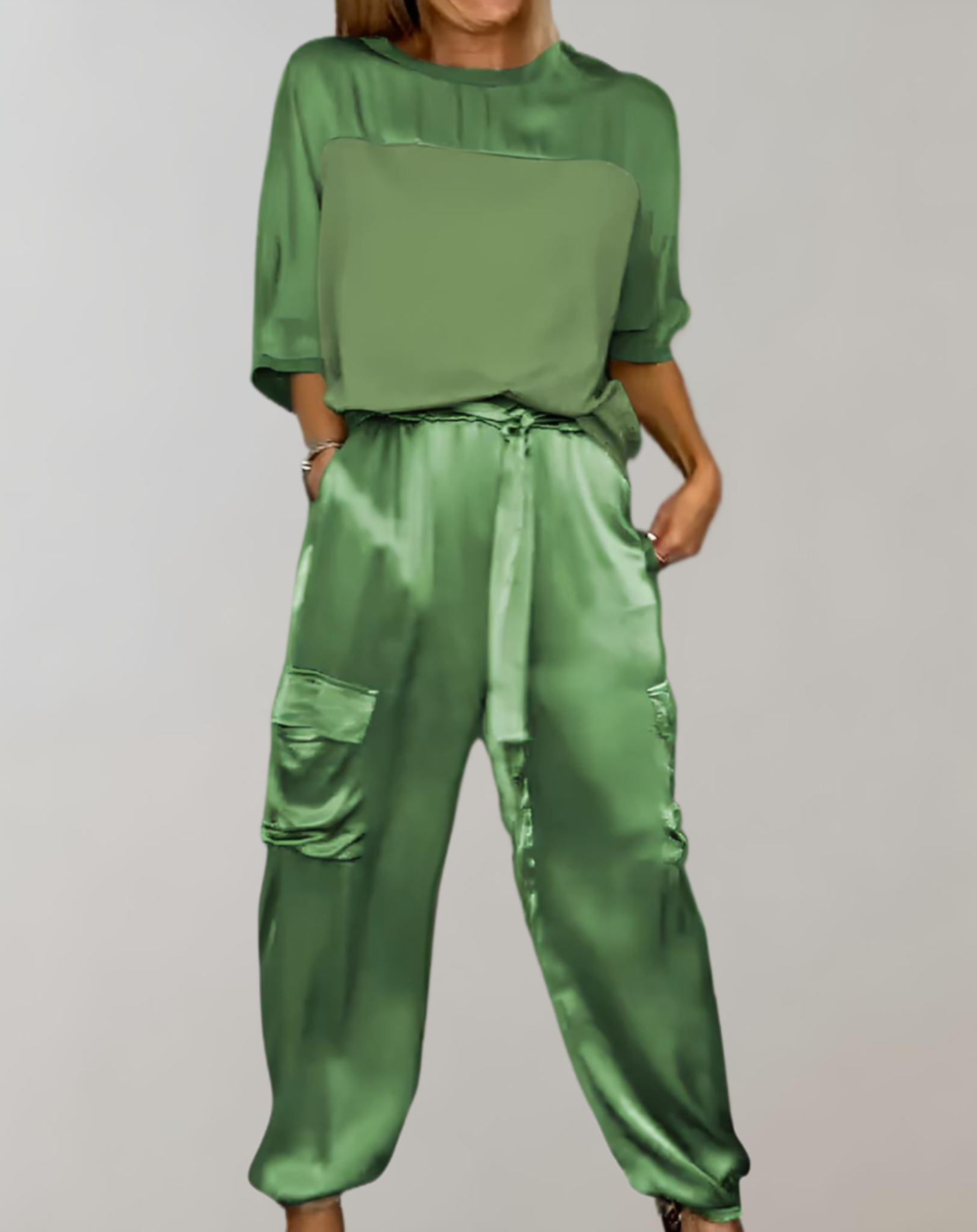 2-teiliges Set aus Satin-Oberteil mit 3/4-Ärmel und Rundhalsausschnitt kombiniert mit Satin-Hose mit Multi