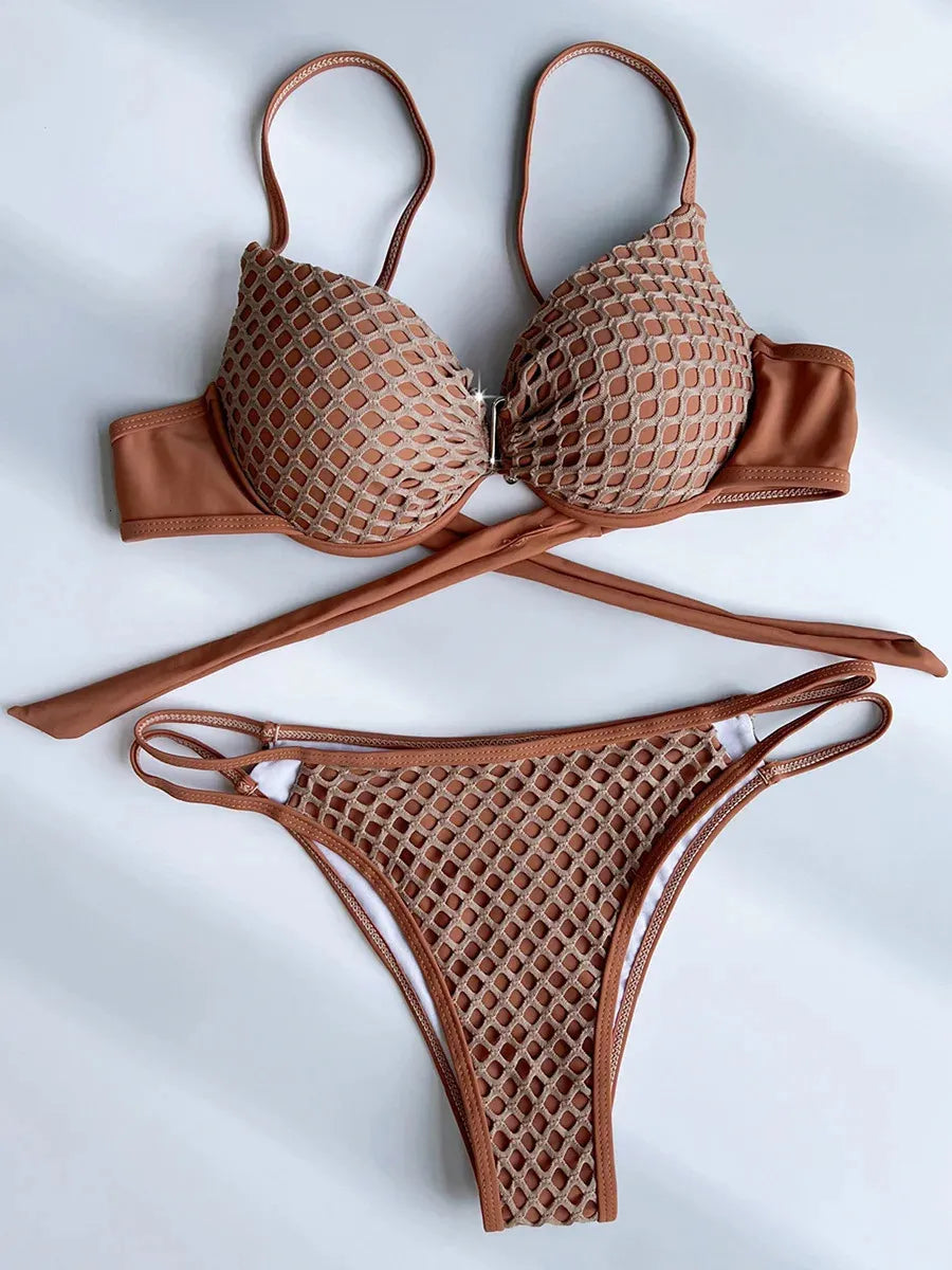 Damen Bikini Set | Netzstruktur-Overlay & Geformte Cups | Goldener Schmetterlingsclip