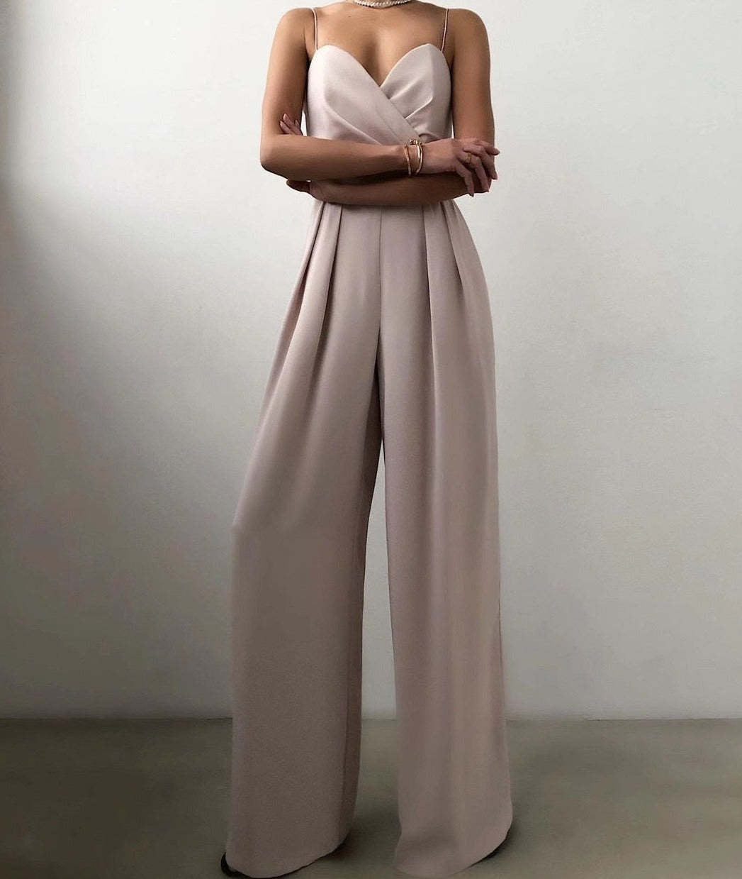Jumpsuit Damen | Tiefer V-Ausschnitt & Weites Bein