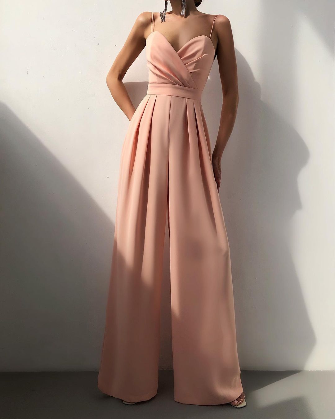 Jumpsuit Damen | Tiefer V-Ausschnitt & Weites Bein