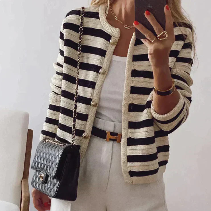Kayla - Gestreifte Strickjacke mit modernem Knopf