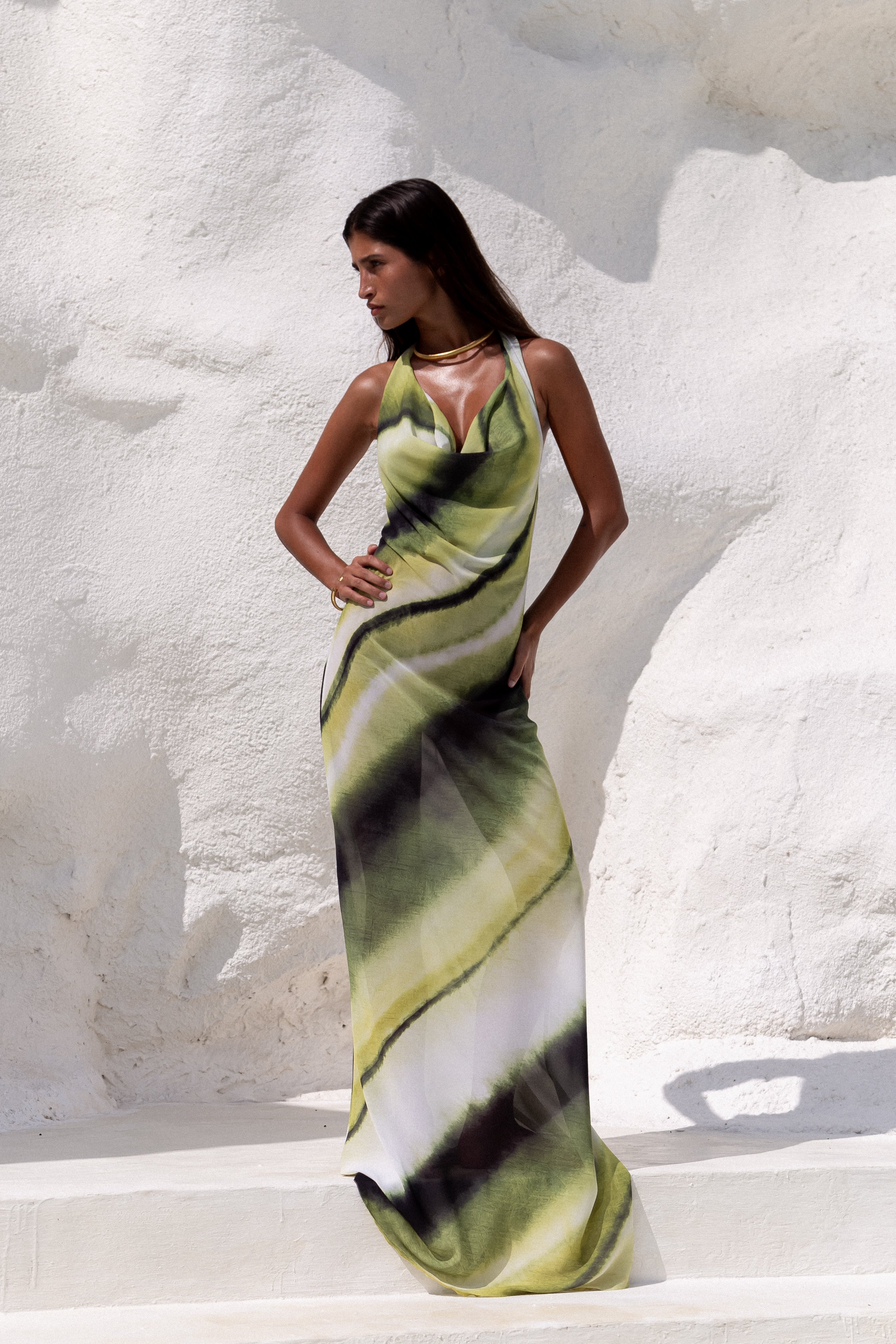 Lange Halterkleid mit Wasserfallausschnitt für den Sommer 2