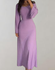 Langes, einfarbiges Strickkleid mit eleganten Glockenärmeln und Rundhalsausschnitt.