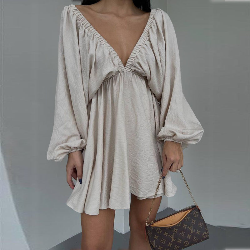 Lozenda - Linien Kleid mit tiefem V-Ausschnitt