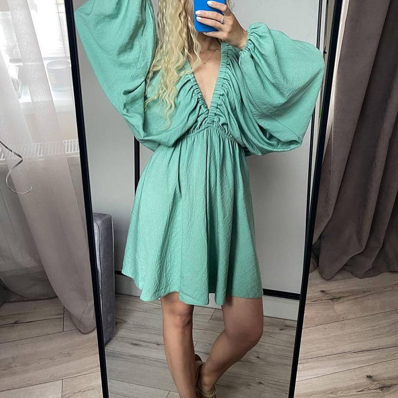 Lozenda - Linien Kleid mit tiefem V-Ausschnitt