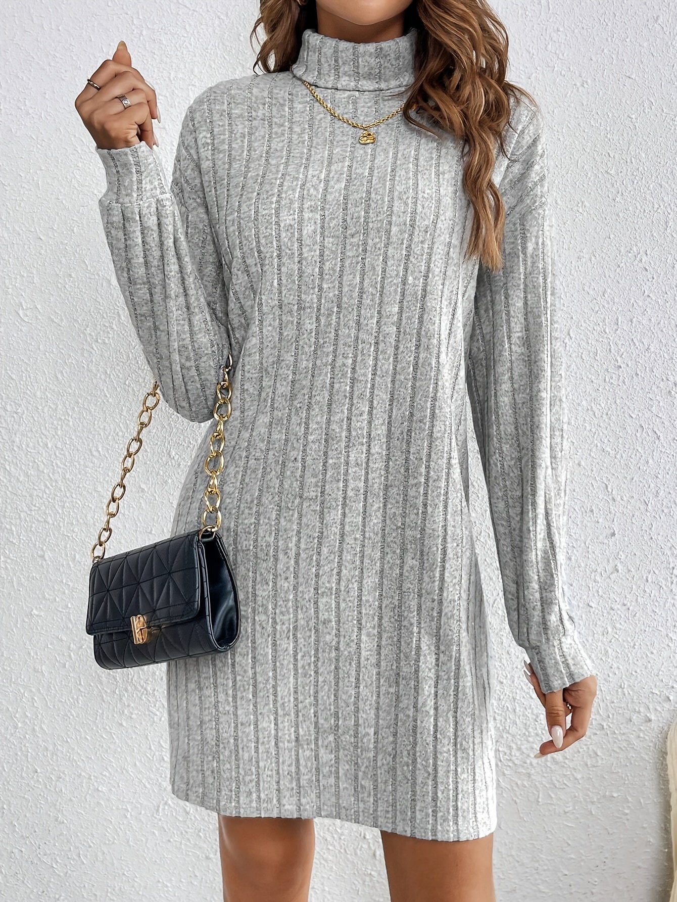 Mia - Einfarbig geripptes Rollkragenkleid