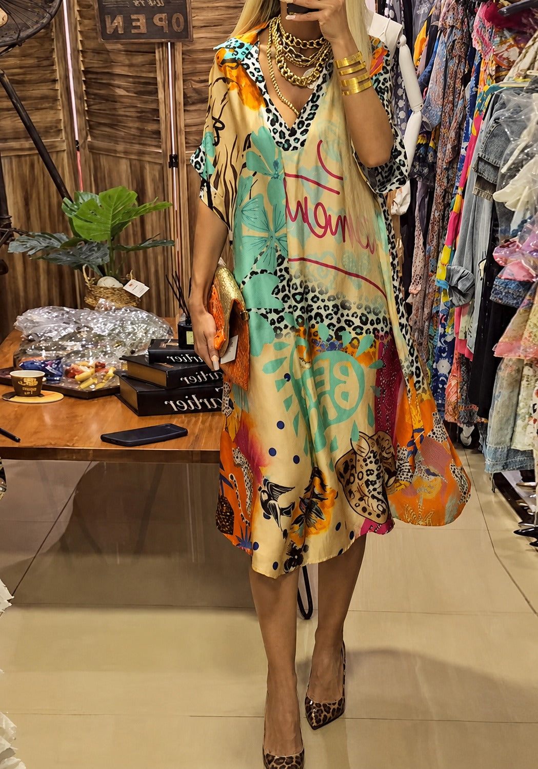 Midi Kleid Damen mit buntem Allover-Print | V-Ausschnitt & Fledermausärmel