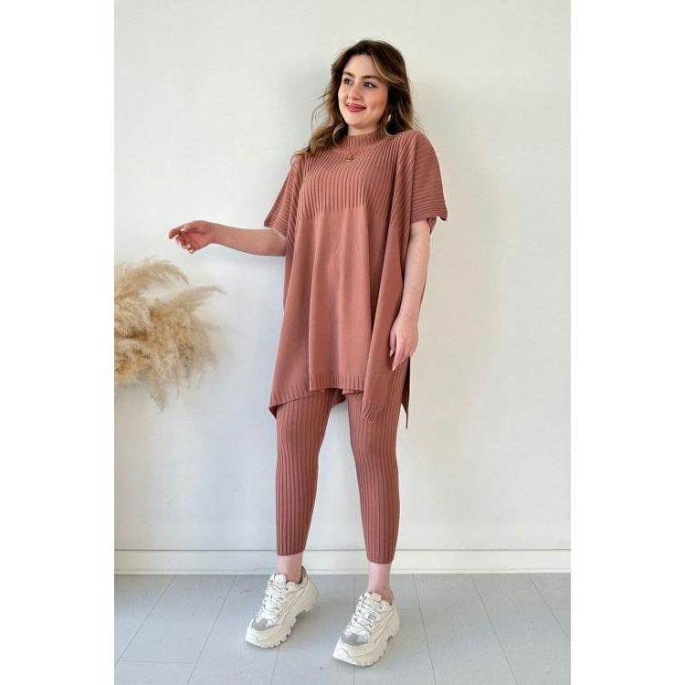 Trendiges Set aus Hose und Pullover