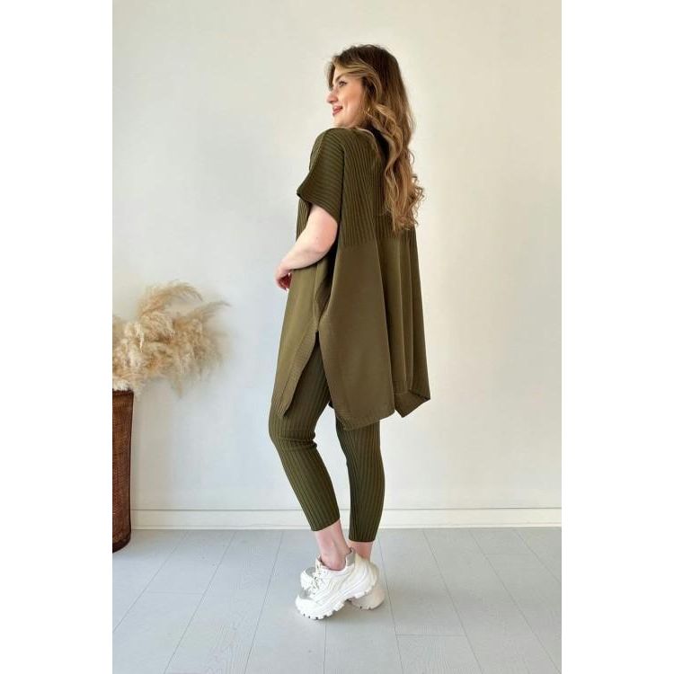 Trendiges Set aus Hose und Pullover