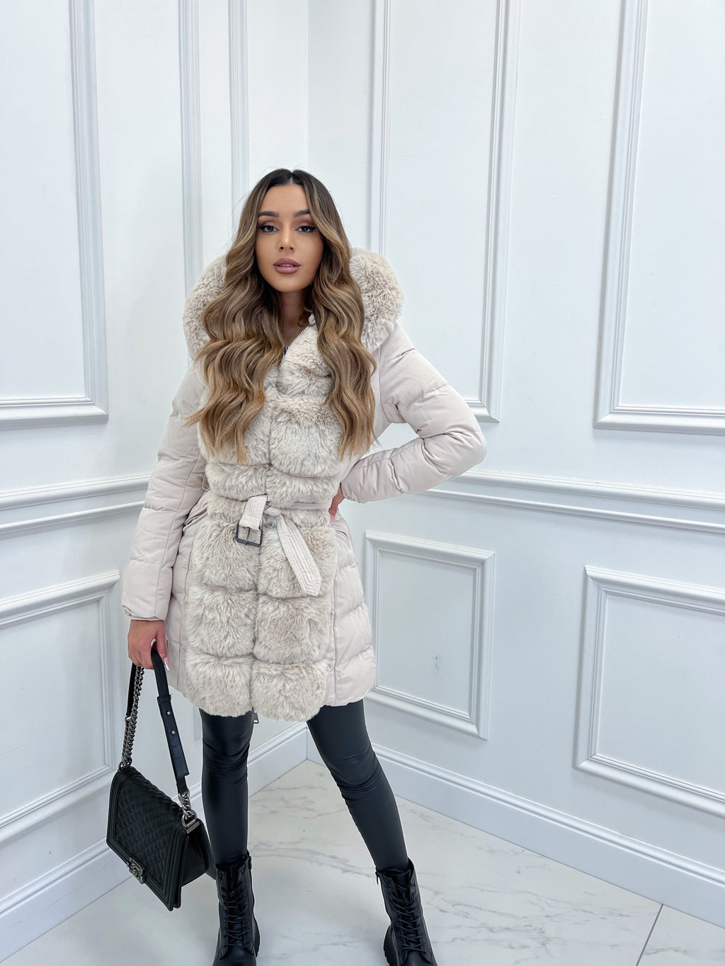Lozenda - Stylische Kapuzenjacke mit Gürtel